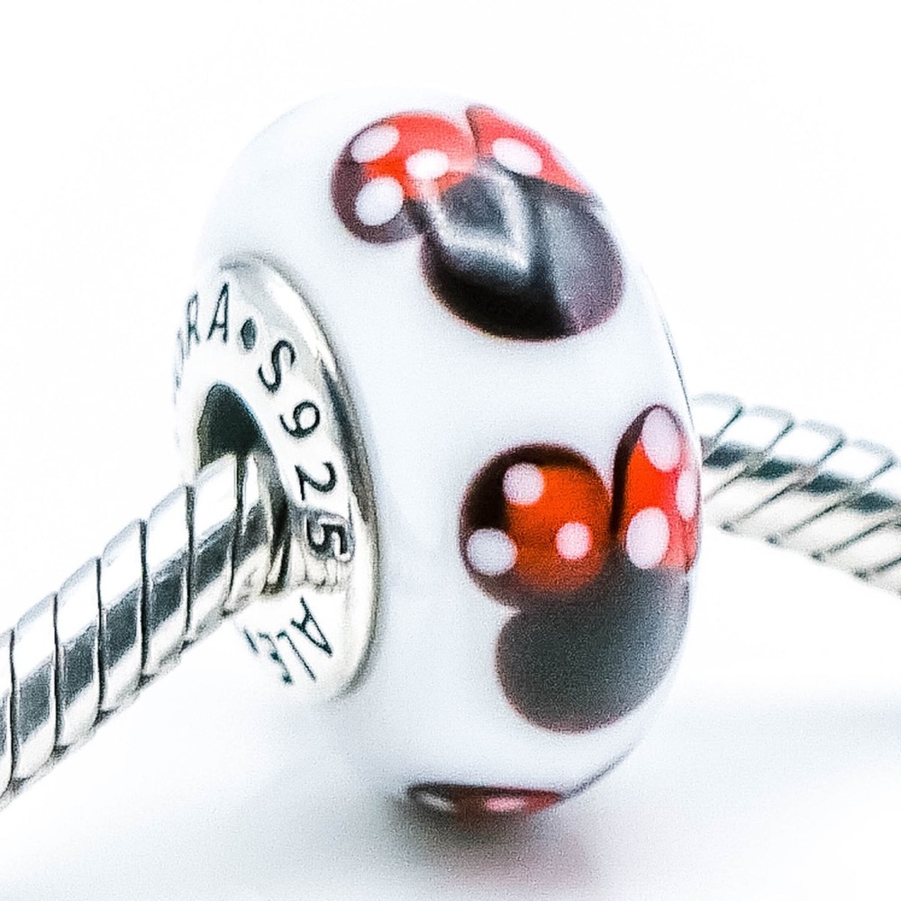 PANDORA DISNEY CLASSIC MINNIE MURANO GLASS STERLING SILVER CHARM.